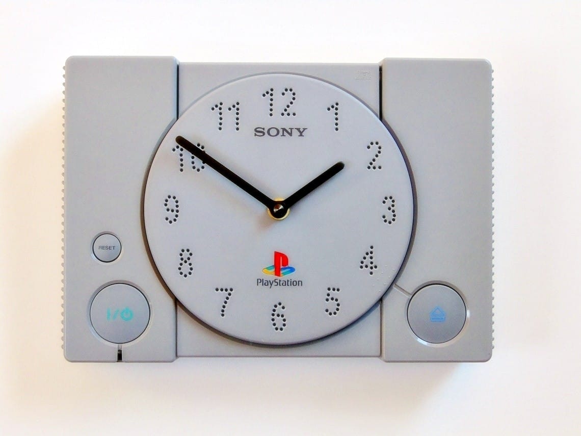 playstation uno gris reloj analogico