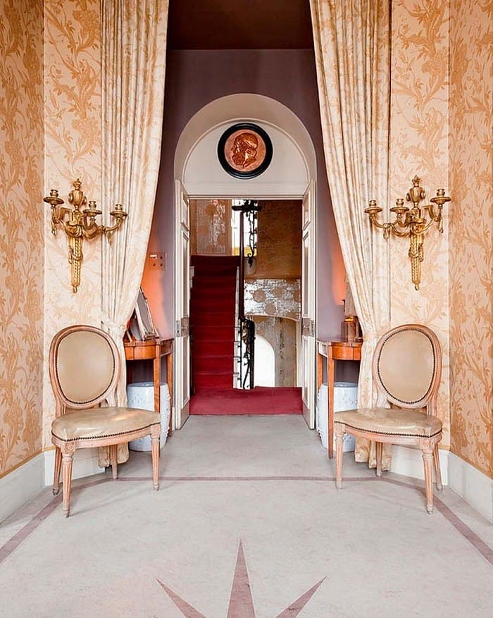 espacio de un hogar con dos sillas medallón o sillas Luis XVI