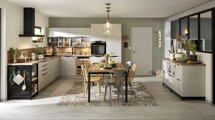 cocina en madera y tonos blancos