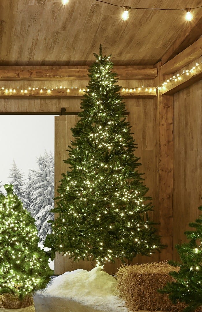 Casa de madera con un árbol de Navidad de Leroy Merlin