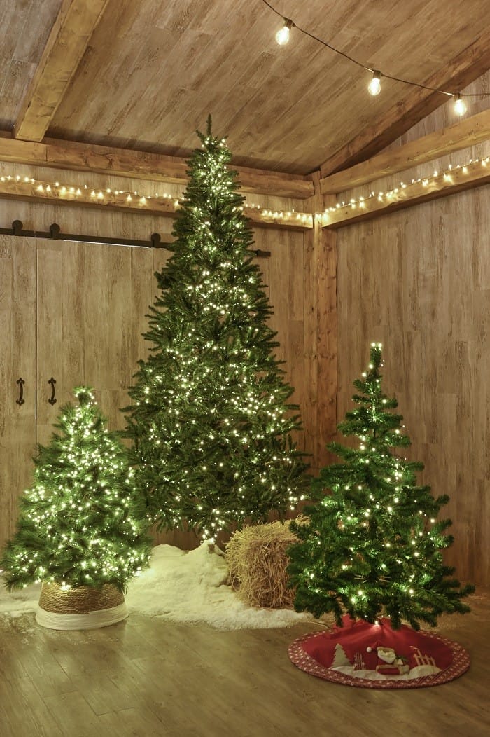 árboles de Navidad de diferentes tamaños con luces de Leroy Merlin