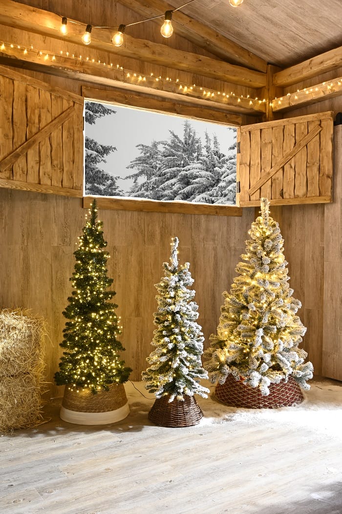 Tres árboles de Navidad de Leroy Merlin en una cabaña de madera
