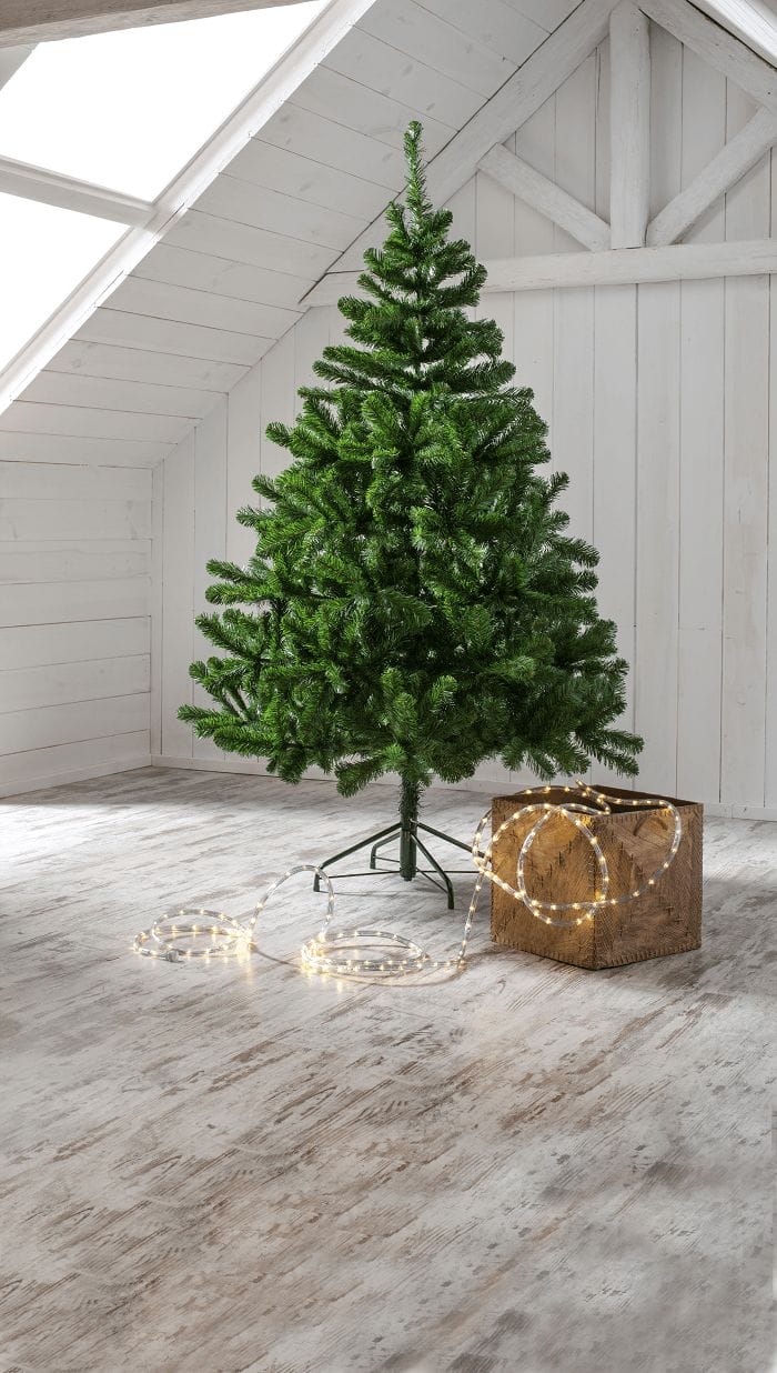 Rincón con un árbol de Navidad y una caja de luces