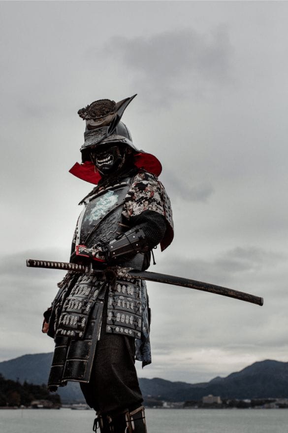 Persona con una armadura japonesa de un samurái