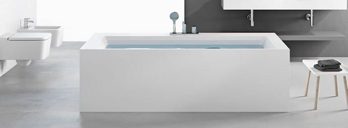 bañera moderna blanca en un baño