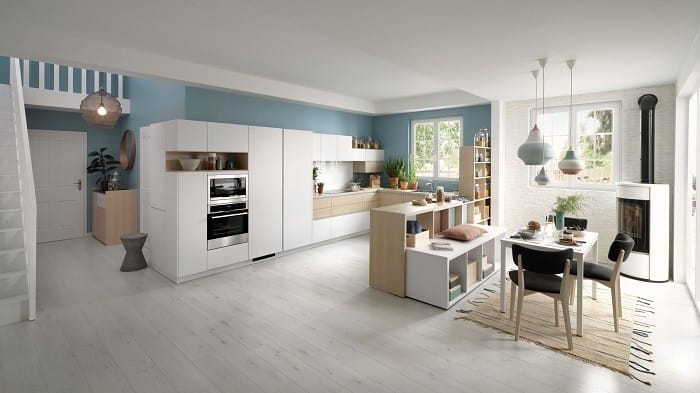 hogar con una cocina moderna abierta al salón