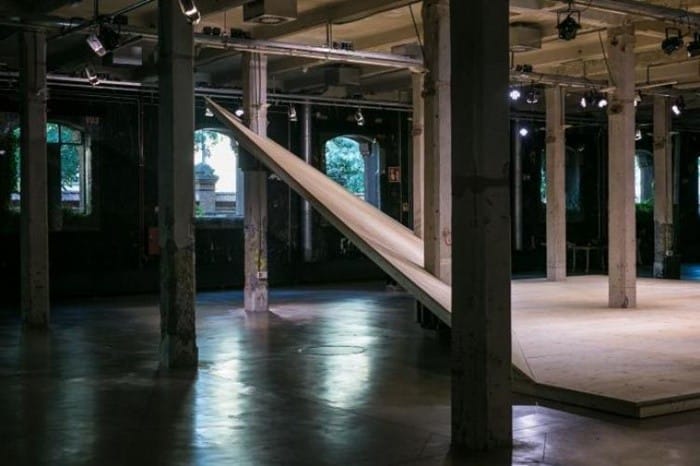 sala columnas escultura