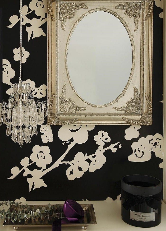 Pared floreada con espejo Coco