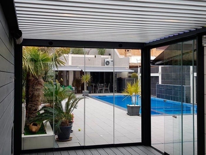 cortina cristal piscina palmeras
