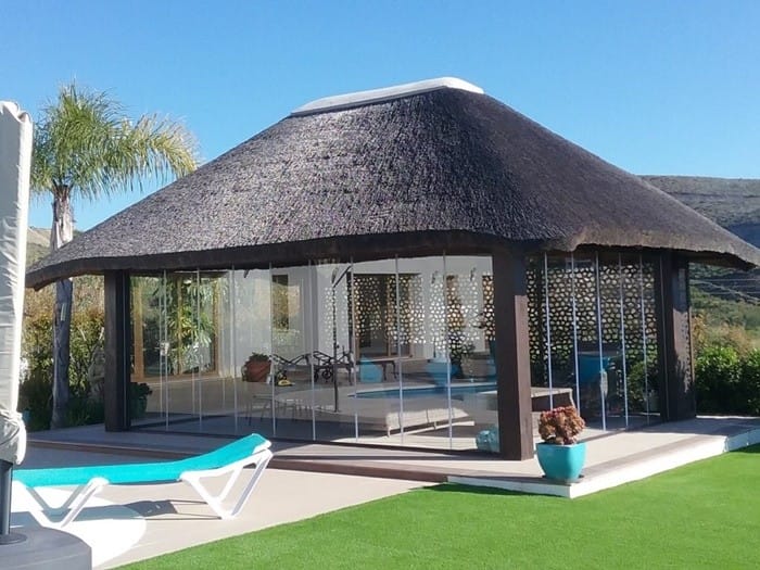 pergola cerramiento cortina cristal tumbona jardin
