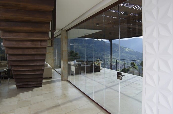 interior escaleras cortina cristal suelo techo