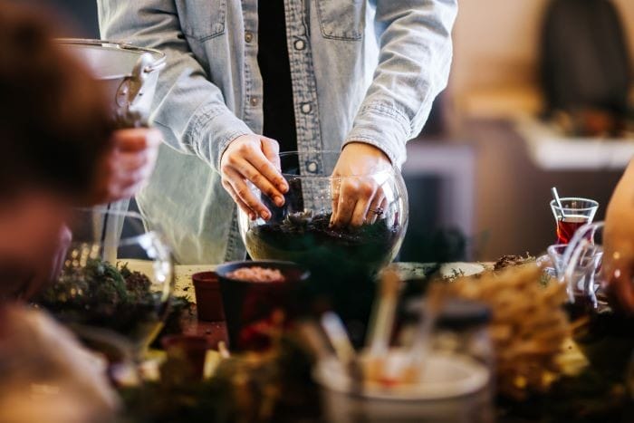 una persona creando un terrario