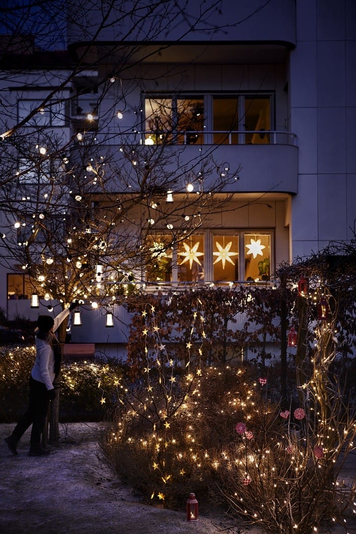 una casa decorada su exterior con iluminación IKEA