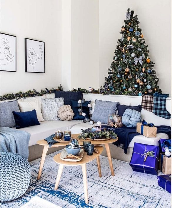 Salón con decoración de Navidad y con árbol de Navidad Westwing