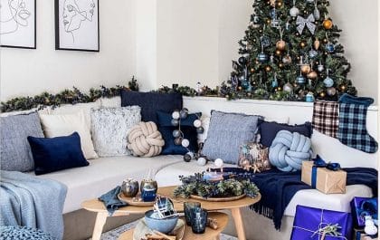 Salón con decoración de Navidad y con árbol de Navidad Westwing