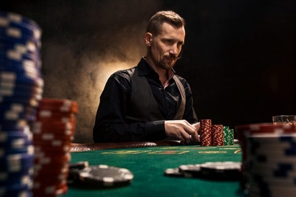 hombre jugando al poker