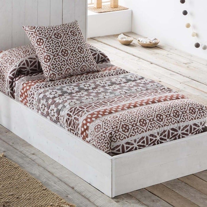 dormitorio con un edredón ajustable en la cama