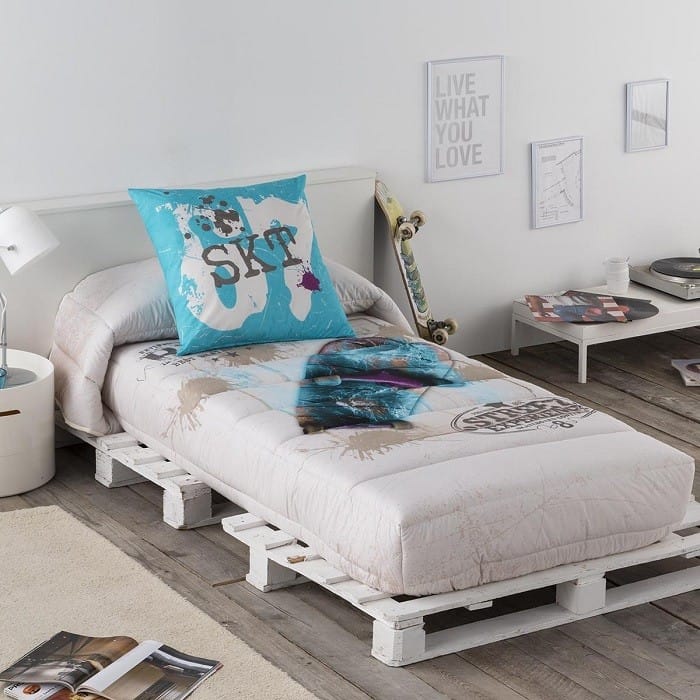 dormitorio juvenil con un edredón de adolescente con patinete