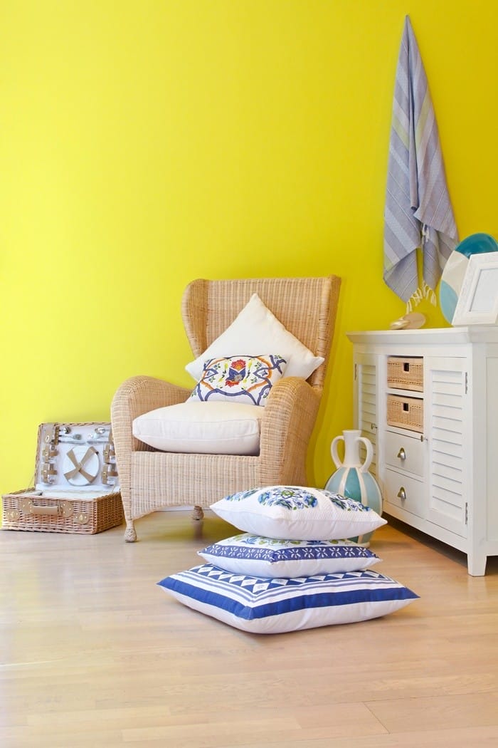 pared amarilla sillon claro cojines marinero