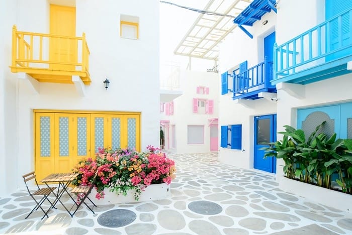 patio mediterraneo blanco azul amarillo sillas