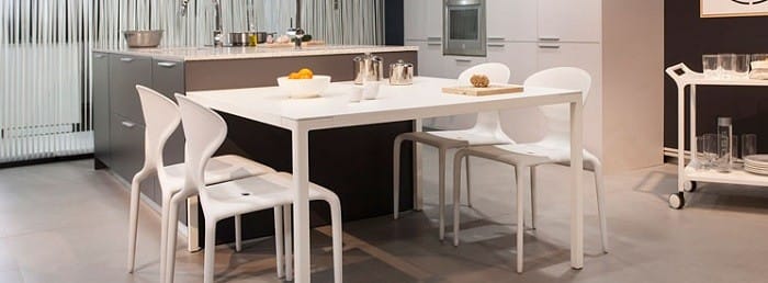 conjunto de mesas y sillas en cocina