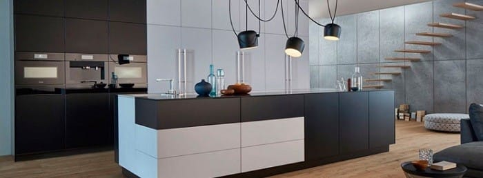 cocina con mobiliario en negro y blanco