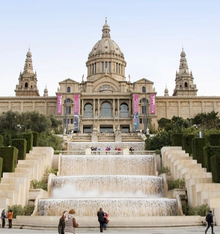 entrada museo exterior carteles