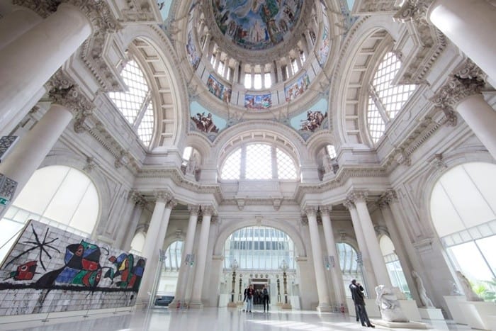 interior cupula resplandor blanco