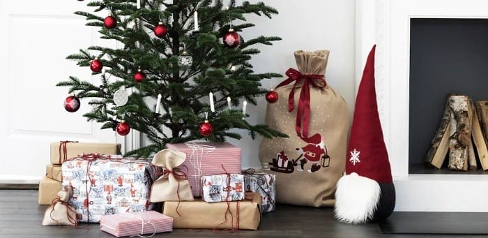 varios regalos a los pies del árbol de Navidad de un hogar