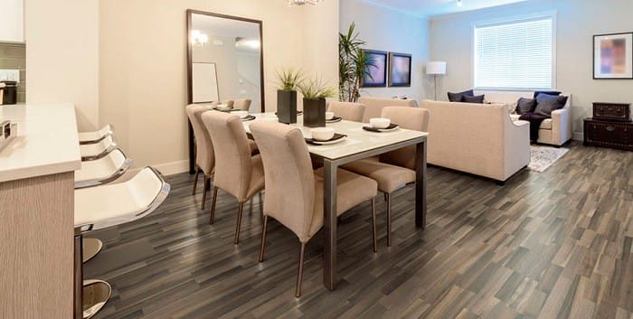 salón amplio con cocina integrada abierta