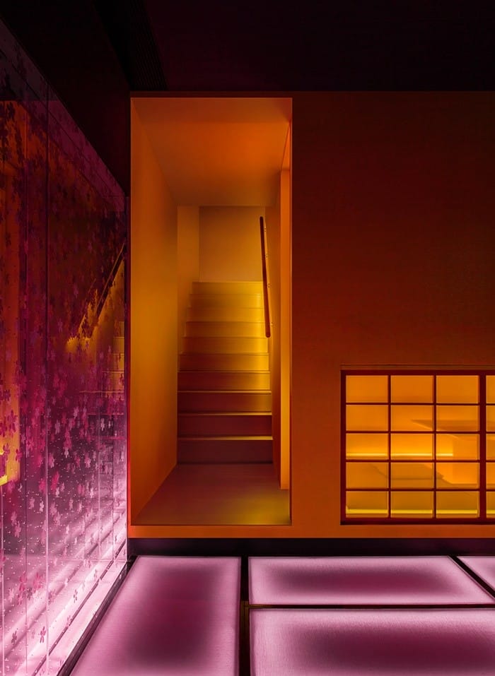 interior rosa naranja luz escaleras restaurante