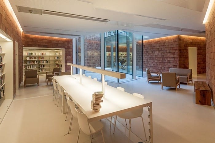 mesa sillas libros estanteria muros termoarcilla