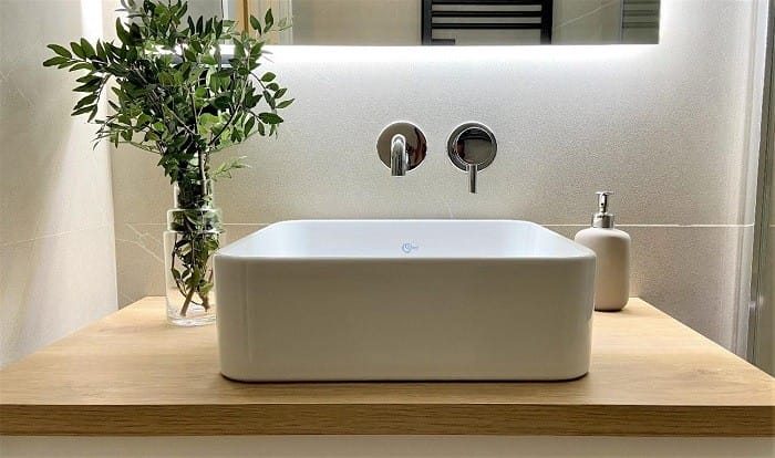 Lavabo del baño de cortesía de un piso unifamiliar reformado
