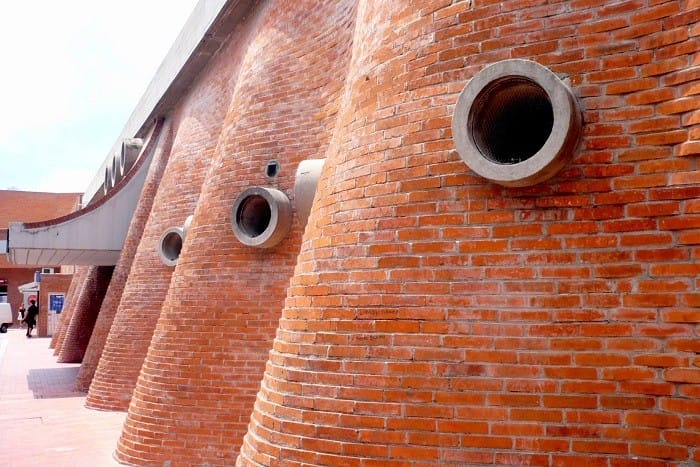 Detalle de una fachada con cerámica armada