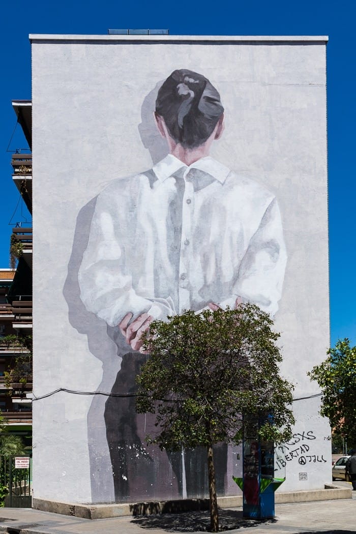 mural pintura artista calle camisa