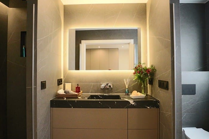 Lavabo de diseño con luz de un baño de suite