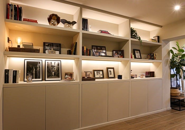 Librería iluminada en color blanca