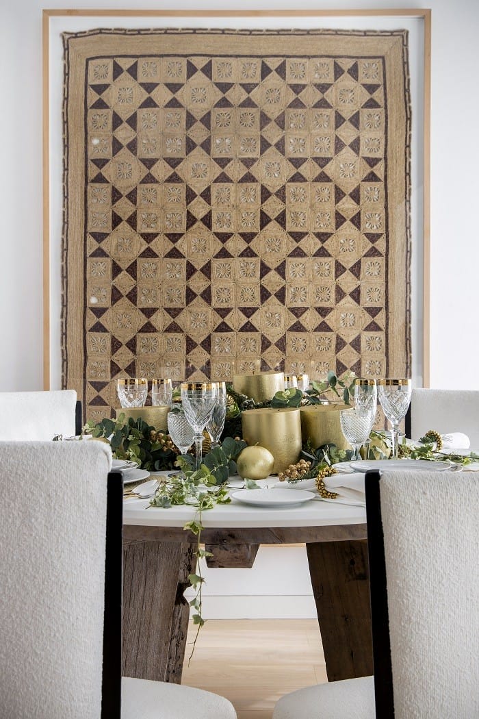 mesa con decoración navideña