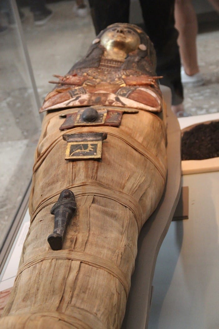 Momia-egipcia-de-mujer.-Galeria-del-Antiguo-Egipto-Museo-Britanico-Londres-Inglaterra.-Dominio-Publico