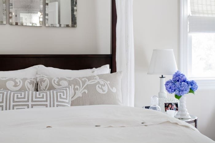 Dormitorio con flores de color tendencia 2022