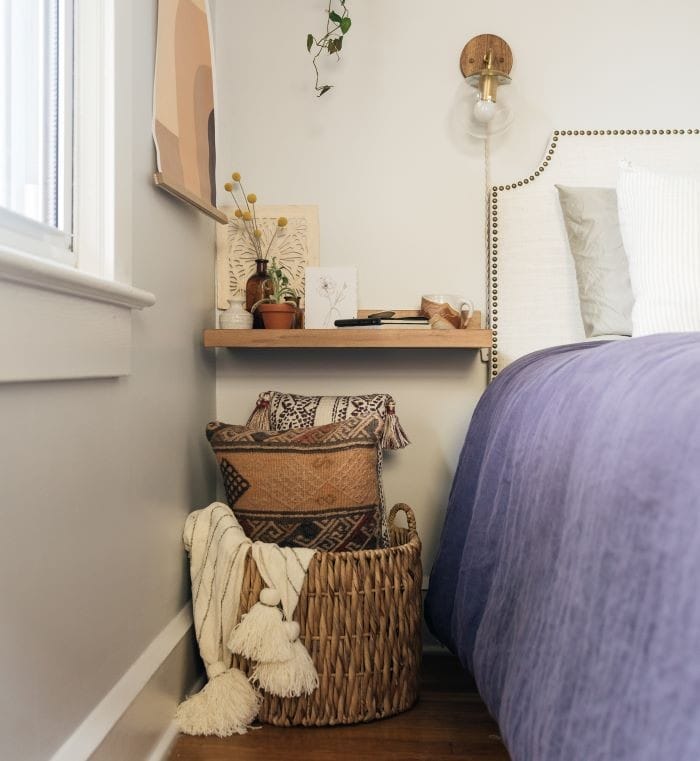 Color Pantone decoración 2022 en una manta de la cama