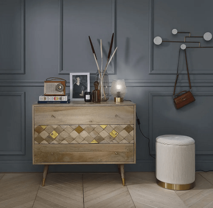 taburete en el hall de un hogar