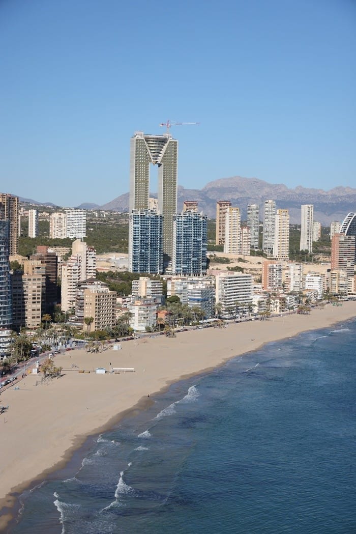 grandes edificios playa arena
