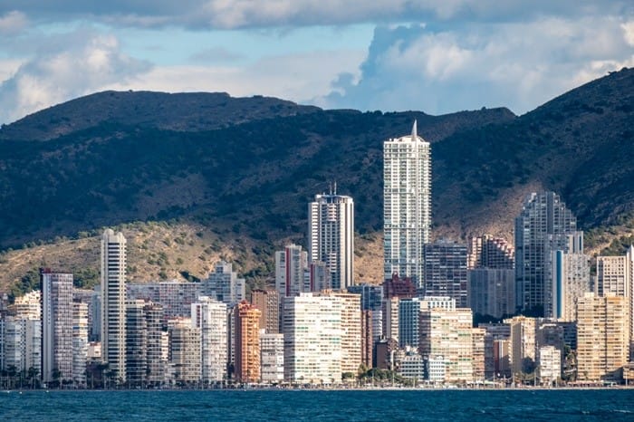 rascacielos costa montaña