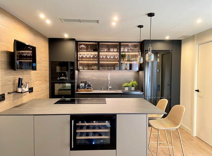 cocina moderna abierta con isla