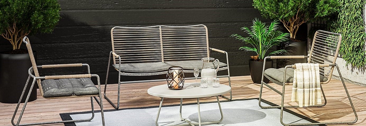exterior con mesa y sillas