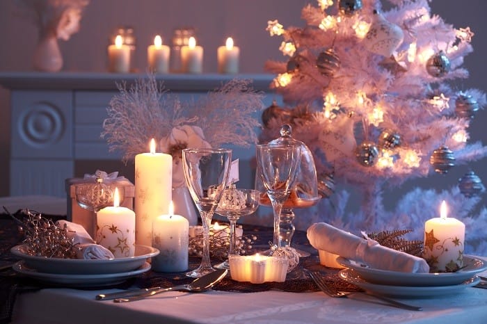 salón y mesa con decoración navideña