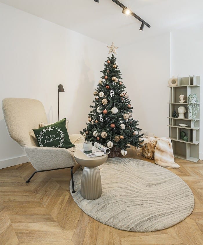 salón con árbol de Navidad y decoración navideña