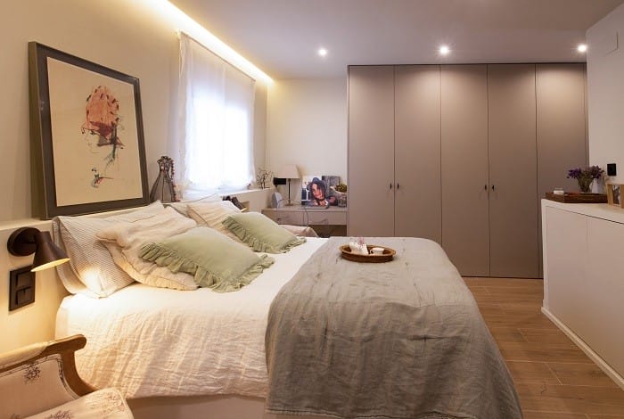 dormitorio suite con luz tenue