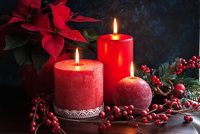 decoración navideña con flor de pascua y velas